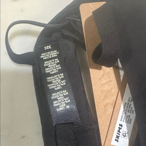 SKIMS Classic Black Plunge Bra wireless size 36D - Picture 9 of 9